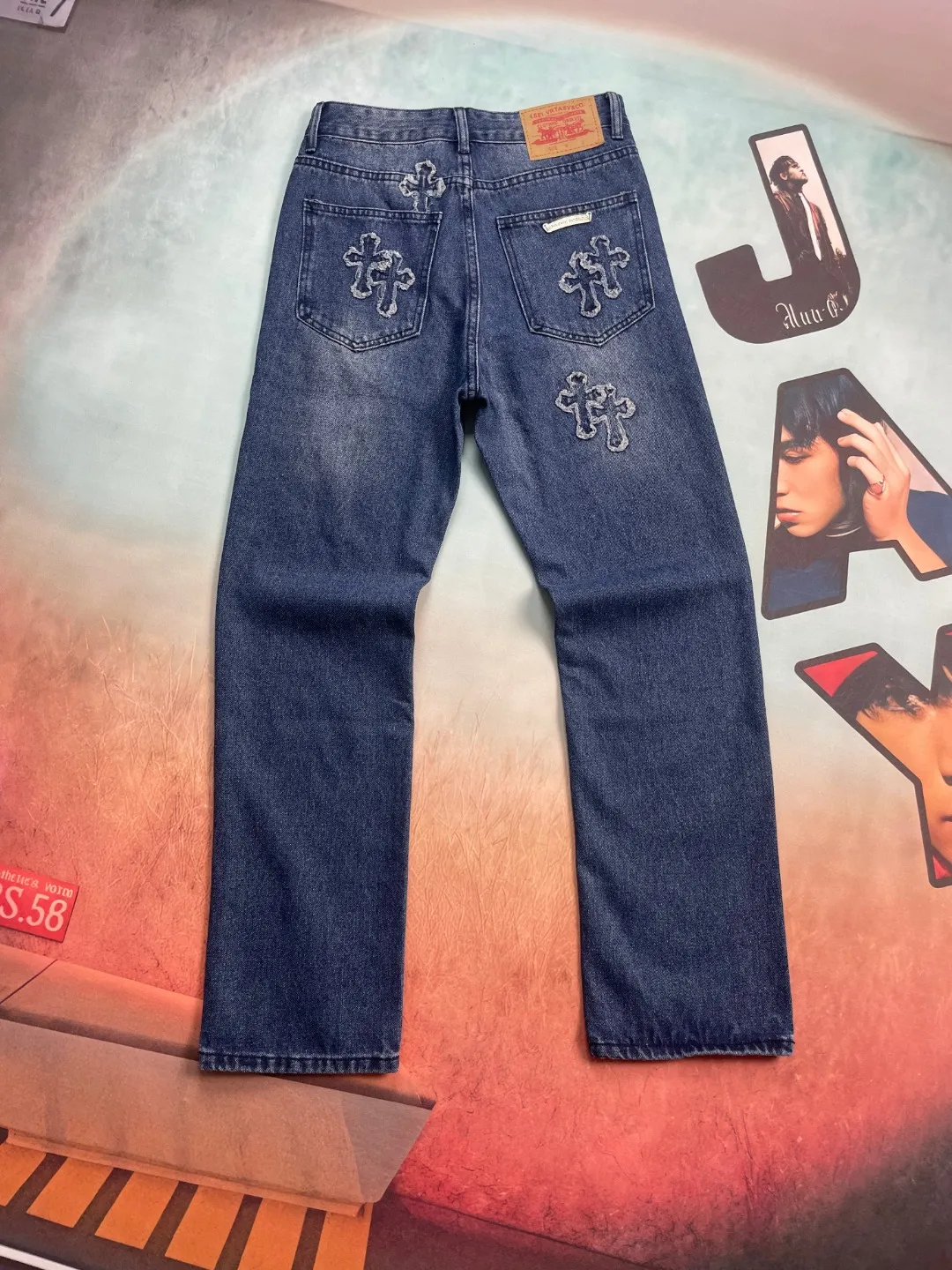 🅿️290 🔘Style No.-KL160 🔘Cro Heart𝐂𝐡𝐫𝐨𝐦𝐞 𝐇𝐞𝐚𝐫𝐭 Denim patch tassel cross jeans* The high-end quality is completely different from the currency on the market! It has been heavily washed, showing a natural worn and aged effect, and is full of retro charm, just like it came from the old fashion era. The customized denim patch cross adopts full right-angle hand-embroidery technology. Every stitch is full of ingenuity. The patch and denim are perfectly integrated, and the cross pattern is three-dimensional and exquisite. The aged silver buckle and the complete set of metal accessories are all custom-made from molds, with superb texture, harmonious color matching, strong durability, and luxurious details. This kind of craftsmanship and quality make it stand out among many jeans. Whether you are going out daily or attending trendy events, wear it and you will be the center of attention! For matching, you can choose a simple white T-shirt for the upper body to highlight the personality of jeans; or pair it with a black leather jacket and Martin boots to create a cool street style. If a couple wears it together, each with a different style of top, it will be the most beautiful scene when going out!  Size: S M L XL XXL (28.30.32.34.36) Color: Blue